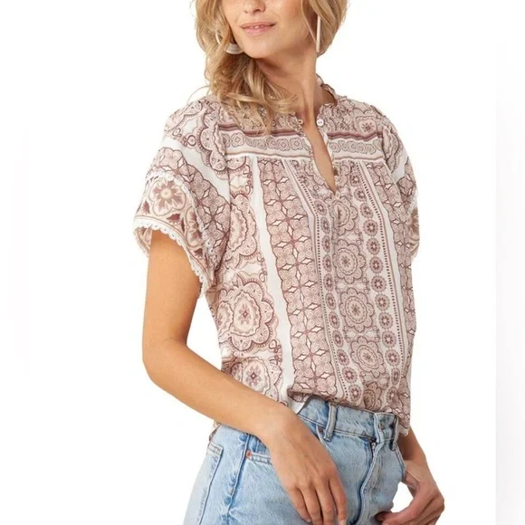 Med Hale Bob Floral Flutter Sleeve Top - Picture 1 of 6